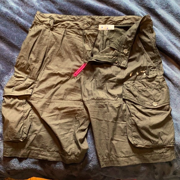Off white utility shorts. 32w